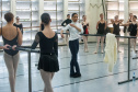 Ex-aluna, bailarina internacional Nayara Lopes retorna ao Teatro Guaíra para aula especial na Escola de Dança