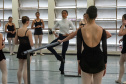 Ex-aluna, bailarina internacional Nayara Lopes retorna ao Teatro Guaíra para aula especial na Escola de Dança