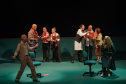 Estreia de “Gregor – uma odisseia patética” lota o Teatro José Maria Santos e emociona o público