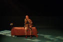 Estreia de “Gregor – uma odisseia patética” lota o Teatro José Maria Santos e emociona o público