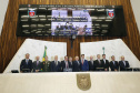 O governador Carlos Massa Ratinho Júnior tomou posse na manhã desta terça-feira (01) na Assembleia Legislativa do Paraná. O governador e o vice Darci Piana, ao lado de suas famílias, subiram a rampa da Assembleia e foram recebidos pelo presidente da Casa, deputado Ademar Traiano. Os eleitos também receberam as primeiras honras militares. - Curitiba, 01/01/2019 - Foto: Arnaldo Alves/ANPr