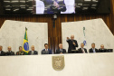 O governador Carlos Massa Ratinho Júnior tomou posse na manhã desta terça-feira (01) na Assembleia Legislativa do Paraná. O governador e o vice Darci Piana, ao lado de suas famílias, subiram a rampa da Assembleia e foram recebidos pelo presidente da Casa, deputado Ademar Traiano. Os eleitos também receberam as primeiras honras militares. - Curitiba, 01/01/2019 - Foto: Arnaldo Alves/ANPr