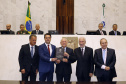 O governador Carlos Massa Ratinho Júnior tomou posse na manhã desta terça-feira (01) na Assembleia Legislativa do Paraná. O governador e o vice Darci Piana, ao lado de suas famílias, subiram a rampa da Assembleia e foram recebidos pelo presidente da Casa, deputado Ademar Traiano. Os eleitos também receberam as primeiras honras militares. - Curitiba, 01/01/2019 - Foto: Arnaldo Alves/ANPr