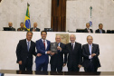 O governador Carlos Massa Ratinho Júnior tomou posse na manhã desta terça-feira (01) na Assembleia Legislativa do Paraná. O governador e o vice Darci Piana, ao lado de suas famílias, subiram a rampa da Assembleia e foram recebidos pelo presidente da Casa, deputado Ademar Traiano. Os eleitos também receberam as primeiras honras militares. - Curitiba, 01/01/2019 - Foto: Arnaldo Alves/ANPr
