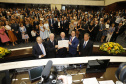 O governador Carlos Massa Ratinho Júnior tomou posse na manhã desta terça-feira (01) na Assembleia Legislativa do Paraná. O governador e o vice Darci Piana, ao lado de suas famílias, subiram a rampa da Assembleia e foram recebidos pelo presidente da Casa, deputado Ademar Traiano. Os eleitos também receberam as primeiras honras militares. - Curitiba, 01/01/2019 - Foto: Arnaldo Alves/ANPr