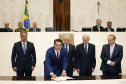 O governador Carlos Massa Ratinho Júnior tomou posse na manhã desta terça-feira (01) na Assembleia Legislativa do Paraná. O governador e o vice Darci Piana, ao lado de suas famílias, subiram a rampa da Assembleia e foram recebidos pelo presidente da Casa, deputado Ademar Traiano. Os eleitos também receberam as primeiras honras militares.  -  Curitiba, 01/01/2019  -  Foto: Arnaldo Alves/ANPr