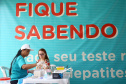 A população que aproveita a temporada no litoral paranaense pode ter acesso a serviços de saúde na areia da praia. Uma das ações da Operação Verão, do Governo do Estado, é a instalação de tendas na orla para oferecer testes rápidos de HIV, Sífilis e Hepatites B e C e aferição de pressão arterial e glicemia.  -  Litoral do Paraná, 02/01/2019  -  Foto: Jaelson Lucas/ANPr