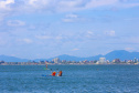 As águas das praias, represas e rios do Estado continuam com boa qualidade. De acordo com o terceiro boletim de balneabilidade do verão emitido nesta sexta-feira (04) pelo Instituto Ambiental do Paraná (IAP), dos 49 pontos monitorados semanalmente no Litoral apenas um se mantêm impróprio para banho.  Litoral do Paraná, 04/01/2019  -  Foto: Jaelson Lucas/ANPr