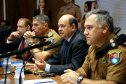 Representantes de secretárias, órgãos e autarquias envolvidas na Operação Verão 2018/2019 apresentaram nesta segunda-feira (7) ao secretário de Estado de Segurança Pública e novo coordenador da operação, Luiz Felipe Carbonell, um balanço dos números alcançados entre os dias 21 de dezembro de 2018 e 4 de janeiro deste ano, além de um resumo das atividades que estão sendo feitas. A reunião ocorreu no Palácio Iguaçu, em Curitiba. - Curitiba, 07/01/2019 - Foto: Jaelson Lucas/ANPr