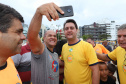 O governador Carlos Massa Ratinho Junior, caminhou na Orla de Matinhos e participou do lançamento das atividades esportivas na Operação Verão Paraná, com o Jogo dos Atletas, na arena multiuso. Foto: Rodrigo Felix Leal/ANPR