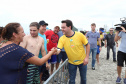 O governador Carlos Massa Ratinho Junior, caminhou na Orla de Matinhos e participou do lançamento das atividades esportivas na Operação Verão Paraná, com o Jogo dos Atletas, na arena multiuso. Foto: Rodrigo Felix Leal/ANPR