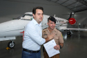 O governador Carlos Massa Ratinho Junior entregou nesta quinta-feira (17) a aeronave que ficava à disposição do poder executivo e ficava baseada em um hangar no Aeroporto do Bacacheri. O término do uso do avião vai gerar uma economia de R$ 4,5 milhões por ano aos cofres públicos.  -  Curitiba, 17/01/2019  -  Foto: Rodrigo Félix Leal