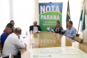 O secretário da Fazenda, Renê Garcia Júnior, entregou nesta segunda-feira (21) os três principais prêmios do 38º sorteio do Nota Paraná, que aconteceu no último dia 10 de janeiro. Uma moradora de Londrina, uma instituição, também de Londrina, e uma moradora de Colombo, na Região Metropolitana de Curitiba, foram os ganhadores dos prêmios de R$ 50 mil, R$ 30 mil e R$ 20 mil, respectivamente.  -  Curitiba, 21/01/2018  -  Foto: José Fernando Ogura/ANPr