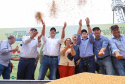 O governador Carlos Massa Ratinho Junior e a ministra da Agricultura, Pecuária e Abastecimento, Tereza Cristina, participam do evento que marca a abertura nacional da colheita da soja. Apucarana, 24/01/2019. Foto: Rodrigo Felix Leal/ANPr