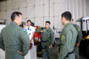 O Governo do Paraná enviou uma equipe aérea para Brumadinho (MG) com o objetivo de auxiliar nas buscas pelas vítimas do rompimento da barragem ocorrida na sexta-feira (25/01). Cinco integrantes do Batalhão de Polícia Militar de Operações Aéreas (BPMOA) viajaram neste domingo (03/02), somando-se à equipe do Corpo de Bombeiros que está naquele estado, incluída na força tarefa de buscas pelas vítimas desde o último domingo (27/01). - Curitiba, 03/02/2019 - Foto: Jaelson Lucas/ANPr