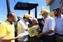 Novos maquinários aumentam produção em pequenas propriedades. Na quinta-feira (8), no Show Rural, em Cascavel, o governador Ratinho Junior fez a entrega de tratores para José Modena e para mais dois agricultores de Catanduvas, Geraldo Marafom e Roberto de Jesus Iung. -   Cascavel, 07/02/2019  -  Foto: Rodrigo Félix Leal/ANPr