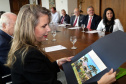 Reunião do governador Carlos Massa Ratinho Junior com a ministra de Indústria e Comércio do Paraguai, Liz Cramer; o governador do Departamento de Misiones, Carlos Arrechea Ortíz; o cônsul-geral do Paraguai no Brasil, Carlos José Fleitas Rodriguez, e empresários.  -  Curitiba, 14/02/2019  -  Foto: Gilson Abreu/ANPr
