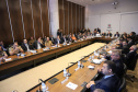 O presidente da Companhia de Habitação do Paraná (Cohapar), Jorge Lange, apresentou ao governador Carlos Massa Ratinho Junior nesta terça-feira (19) a proposta de reestruturação de cargos da empresa com economia de 22% apenas em janeiro. A folha de pagamento encolheu de R$ 1,75 milhão para 1,35 milhão. A economia deve gerar investimentos para diminuir o déficit habitacional de 485 mil domicílios. Curitiba,19/02/2019  -  Foto: Rodrigo Félix Leal/ANPr