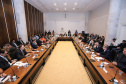 O presidente da Companhia de Habitação do Paraná (Cohapar), Jorge Lange, apresentou ao governador Carlos Massa Ratinho Junior nesta terça-feira (19) a proposta de reestruturação de cargos da empresa com economia de 22% apenas em janeiro. A folha de pagamento encolheu de R$ 1,75 milhão para 1,35 milhão. A economia deve gerar investimentos para diminuir o déficit habitacional de 485 mil domicílios. Curitiba,19/02/2019  -  Foto: Rodrigo Félix Leal/ANPr