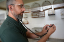 O Hospital Veterinário da Universidade Estadual do Centro-Oeste (Unicentro), de Guarapuava, oferece atendimento de plantão aos animais internados.
O destaque da unidade em Guarapuava é o atendimento a animais silvestres da região. O coordenador do serviço, Rodrigo Antônio Martins de Souza, explica que os valores pagos por proprietários na clínica de pequenos animais ajuda a garantir financeiramente os serviços prestados aos silvestres.Foto:Divulgação/ UNICENTRO