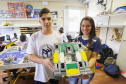 Alunos do Colégio Estadual Padre Cláudio Morelli, no Umbará, constroem robô para participar do torneio de robótica First Lego League. João Vitor Gomes e Maria Frizzo com o robô, Holmes (foto).Curitiba, 18-02-19Foto: Arnaldo Alves / ANPr.