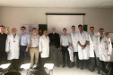 A equipe de Cirurgia do Joelho do Hospital do Trabalhador, em parceria com um cirurgião do Hospital Sacrè Coeur de Montreal (Canadá), fez o primeiro transplante de menisco da instituição e um dos raros casos já feitos no Brasil. Foto: Divulgação/SESA