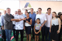 Quarenta e nove famílias de Florestópolis, município da região Norte do Paraná, concretizaram nesta sexta-feira (22) o sonho da casa própria. Elas vão morar no Residencial José Alves dos Santos, inaugurado pelo governador Carlos Massa Ratinho Junior, pelo presidente da Companhia de Habitação do Paraná (Cohapar), Jorge Lange, e o prefeito Nelson Correia Junior. - Florestópolis, 22/01/2019 - Foto: José Fernando Ogura/ANPr