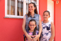 Quarenta e nove famílias de Florestópolis, município da região Norte do Paraná, concretizaram nesta sexta-feira (22) o sonho da casa própria. Elas vão morar no Residencial José Alves dos Santos, inaugurado pelo governador Carlos Massa Ratinho Junior, pelo presidente da Companhia de Habitação do Paraná (Cohapar), Jorge Lange, e o prefeito Nelson Correia Junior. - Florestópolis, 22/01/2019 - Foto: José Fernando Ogura/ANPr
