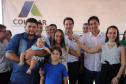Quarenta e nove famílias de Florestópolis, município da região Norte do Paraná, concretizaram nesta sexta-feira (22) o sonho da casa própria. Elas vão morar no Residencial José Alves dos Santos, inaugurado pelo governador Carlos Massa Ratinho Junior, pelo presidente da Companhia de Habitação do Paraná (Cohapar), Jorge Lange, e o prefeito Nelson Correia Junior. - Florestópolis, 22/01/2019 - Foto: José Fernando Ogura/ANPr