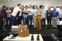 O governador Carlos Massa Ratinho Jr entregou nesta sexta(22) novas viaturas, aparelhos etolométricos e coletes balísticos às unidades da Polícia Militar que pertencem ao 2 Comando Regional - Londrina e região. Londrina,22/02/2019 Foto:Jaelson Lucas / ANPr