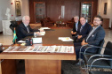 O governador em exercício do Paraná, Darci Piana, recebeu nesta quinta-feira (28) um convite para participar da cerimônia de assinatura do acordo de parceria internacional entre as cidades de Prudentópolis, no centro-sul do estado, e Ternopil, na Ucrânia. Os municípios têm ligações históricas e culturais. O convite foi entregue pelo prefeito de Prudentópolis, Adelmo Luiz Klosowski.  -  Curitiba, 29/02/2019  -  Foto: Divulgação ANPr