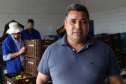 O diretor social do Sindicato dos Permissionários, Volni José Vieira, disse que os comerciantes e agricultores mantêm um grupo no Whatsapp para organizarem as doações diariamente.Foto: Gilson Abreu/ANPr