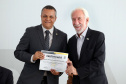 O governador em exercício Darci Piana participou nesta sexta-feira (8) da solenidade de encerramento do estágio de capacitação de policiais em segurança de dignitários. O curso, que começou em fevereiro deste ano, teve o objetivo de aperfeiçoar policiais do Paraná, Mato Grosso do Sul e Distrito Federal que atuam na segurança de autoridades. A cerimônia ocorreu no Palácio Iguaçu, em Curitiba.Foto Gilson Abreu/ANPr