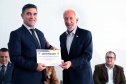O governador em exercício Darci Piana participou nesta sexta-feira (8) da solenidade de encerramento do estágio de capacitação de policiais em segurança de dignitários. O curso, que começou em fevereiro deste ano, teve o objetivo de aperfeiçoar policiais do Paraná, Mato Grosso do Sul e Distrito Federal que atuam na segurança de autoridades. A cerimônia ocorreu no Palácio Iguaçu, em Curitiba.Foto Gilson Abreu/ANPr