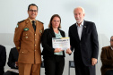O governador em exercício Darci Piana participou nesta sexta-feira (8) da solenidade de encerramento do estágio de capacitação de policiais em segurança de dignitários. O curso, que começou em fevereiro deste ano, teve o objetivo de aperfeiçoar policiais do Paraná, Mato Grosso do Sul e Distrito Federal que atuam na segurança de autoridades. A cerimônia ocorreu no Palácio Iguaçu, em Curitiba.Foto Gilson Abreu/ANPr