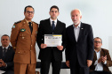 O governador em exercício Darci Piana participou nesta sexta-feira (8) da solenidade de encerramento do estágio de capacitação de policiais em segurança de dignitários. O curso, que começou em fevereiro deste ano, teve o objetivo de aperfeiçoar policiais do Paraná, Mato Grosso do Sul e Distrito Federal que atuam na segurança de autoridades. A cerimônia ocorreu no Palácio Iguaçu, em Curitiba.Foto Gilson Abreu/ANPr