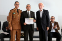O governador em exercício Darci Piana participou nesta sexta-feira (8) da solenidade de encerramento do estágio de capacitação de policiais em segurança de dignitários. O curso, que começou em fevereiro deste ano, teve o objetivo de aperfeiçoar policiais do Paraná, Mato Grosso do Sul e Distrito Federal que atuam na segurança de autoridades. A cerimônia ocorreu no Palácio Iguaçu, em Curitiba.Foto Gilson Abreu/ANPr