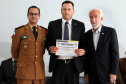 O governador em exercício Darci Piana participou nesta sexta-feira (8) da solenidade de encerramento do estágio de capacitação de policiais em segurança de dignitários. O curso, que começou em fevereiro deste ano, teve o objetivo de aperfeiçoar policiais do Paraná, Mato Grosso do Sul e Distrito Federal que atuam na segurança de autoridades. A cerimônia ocorreu no Palácio Iguaçu, em Curitiba.Foto Gilson Abreu/ANPr