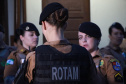 O 12º Batalhão da Polícia Militar do Paraná decidiu manter o efetivo que atende a área central de Curitiba exclusivamente feminino, nesta sexta-feira, 8 de Março. O policiamento de radiopatrulha é feito por mulheres. A iniciativa busca valorizá-las. Todas as policiais da unidade, tanto do serviço operacional quando do administrativo se reuniram as 6 horas no batalhão e, desde então, estão nas ruas do centro da capital atendendo ocorrências. Curitiba, 08/03/2019 - Foto: Soldado Priscila Carvalho