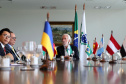 O governador em exercício Darci Piana se reuniu nesta sexta-feira (8) com 13 cônsules de países da Europa, Ásia e das Américas. A reunião no Palácio Iguaçu também contou com a participação do Chefe do Escritório de Representação do Ministério das Relações Exteriores no Paraná, embaixador Igor Kipman. Curitiba, 08/03/2019. Foto: Gilson Abreu/ANPr