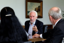 O governador em exercício Darci Piana se reuniu nesta sexta-feira (8) com 13 cônsules de países da Europa, Ásia e das Américas. A reunião no Palácio Iguaçu também contou com a participação do Chefe do Escritório de Representação do Ministério das Relações Exteriores no Paraná, embaixador Igor Kipman. Curitiba, 08/03/2019. Foto: Gilson Abreu/ANPr