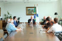 O governador em exercício Darci Piana recebeu nesta sexta-feira (8) a nova diretoria do Conselho Regional dos Representantes Comerciais do Paraná (Core-PR). O presidente da entidade, Paulo Nauiack, e os novos conselheiros tomaram posse em fevereiro deste ano para o quadriênio 2019-2022. Foto: Camila Tonett