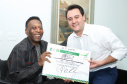 O governador Carlos Massa Ratinho Junior recebeu nesta quarta-feira (13), no Palácio Iguaçu, o campeão mundial de futebol Pelé. No evento, que contou com a presença de estudantes, atletas e ex-atletas, foram lançados a campanha Imposto Amigo do Esporte, do Governo do Estado, e o programa Esportivo Lúdico Educacional, de iniciativa de Pelé. - Curitiba, 13/03/2019 - Foto: Rodrigo Félix Leal/ANPr