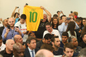 O governador Carlos Massa Ratinho Junior recebeu nesta quarta-feira (13), no Palácio Iguaçu, o campeão mundial de futebol Pelé. No evento, que contou com a presença de estudantes, atletas e ex-atletas, foram lançados a campanha Imposto Amigo do Esporte, do Governo do Estado, e o programa Esportivo Lúdico Educacional, de iniciativa de Pelé.  -  Curitiba, 13/03/2019  -  Foto: Rodrigo Félix Leal/ANPr