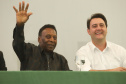 O governador Carlos Massa Ratinho Junior recebeu nesta quarta-feira (13), no Palácio Iguaçu, o campeão mundial de futebol Pelé. No evento, que contou com a presença de estudantes, atletas e ex-atletas, foram lançados a campanha Imposto Amigo do Esporte, do Governo do Estado, e o programa Esportivo Lúdico Educacional, de iniciativa de Pelé. - Curitiba, 13/03/2019 - Foto: Rodrigo Félix Leal/ANPr