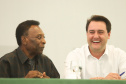 O governador Carlos Massa Ratinho Junior recebeu nesta quarta-feira (13), no Palácio Iguaçu, o campeão mundial de futebol Pelé. No evento, que contou com a presença de estudantes, atletas e ex-atletas, foram lançados a campanha Imposto Amigo do Esporte, do Governo do Estado, e o programa Esportivo Lúdico Educacional, de iniciativa de Pelé. - Curitiba, 13/03/2019 - Foto: Rodrigo Félix Leal/ANPr