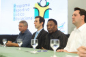 O governador Carlos Massa Ratinho Junior recebeu nesta quarta-feira (13), no Palácio Iguaçu, o campeão mundial de futebol Pelé. No evento, que contou com a presença de estudantes, atletas e ex-atletas, foram lançados a campanha Imposto Amigo do Esporte, do Governo do Estado, e o programa Esportivo Lúdico Educacional, de iniciativa de Pelé. - Curitiba, 13/03/2019 - Foto: Rodrigo Félix Leal/ANPr