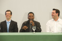 O governador Carlos Massa Ratinho Junior recebeu nesta quarta-feira (13), no Palácio Iguaçu, o campeão mundial de futebol Pelé. No evento, que contou com a presença de estudantes, atletas e ex-atletas, foram lançados a campanha Imposto Amigo do Esporte, do Governo do Estado, e o programa Esportivo Lúdico Educacional, de iniciativa de Pelé. - Curitiba, 13/03/2019 - Foto: Rodrigo Félix Leal/ANPr