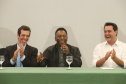 O governador Carlos Massa Ratinho Junior recebeu nesta quarta-feira (13), no Palácio Iguaçu, o campeão mundial de futebol Pelé. No evento, que contou com a presença de estudantes, atletas e ex-atletas, foram lançados a campanha Imposto Amigo do Esporte, do Governo do Estado, e o programa Esportivo Lúdico Educacional, de iniciativa de Pelé. - Curitiba, 13/03/2019 - Foto: Rodrigo Félix Leal/ANPr
