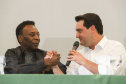 O governador Carlos Massa Ratinho Junior recebeu nesta quarta-feira (13), no Palácio Iguaçu, o campeão mundial de futebol Pelé. No evento, que contou com a presença de estudantes, atletas e ex-atletas, foram lançados a campanha Imposto Amigo do Esporte, do Governo do Estado, e o programa Esportivo Lúdico Educacional, de iniciativa de Pelé. - Curitiba, 13/03/2019 - Foto: Rodrigo Félix Leal/ANPr
